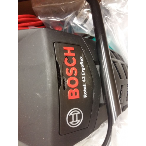 VÝPREDAJ BOSCH ROTAK 43 Elektrická kosačka na trávu 0.600.8A4.374, PRASKNUTÉ LOGO