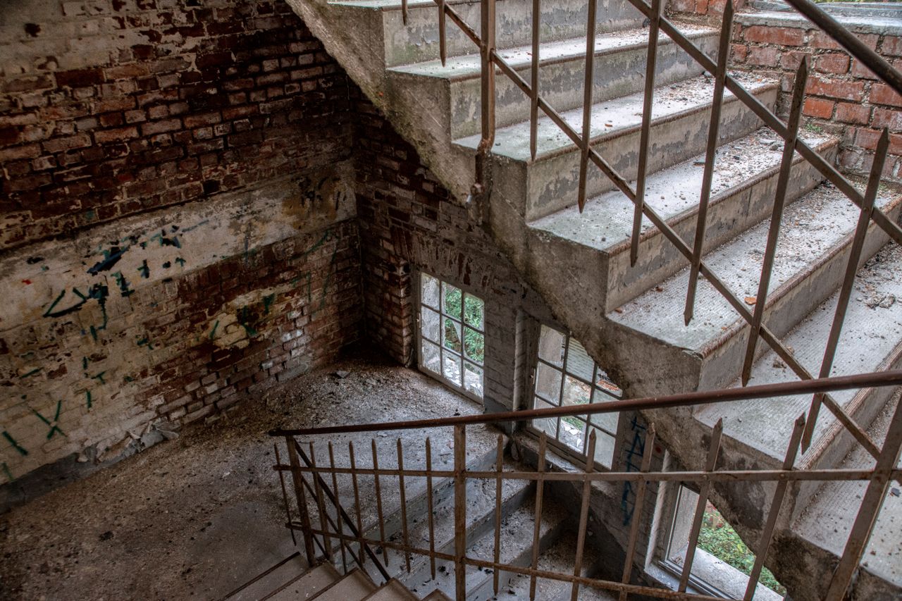 schodisko, ktoré si vyžaduje renováciu