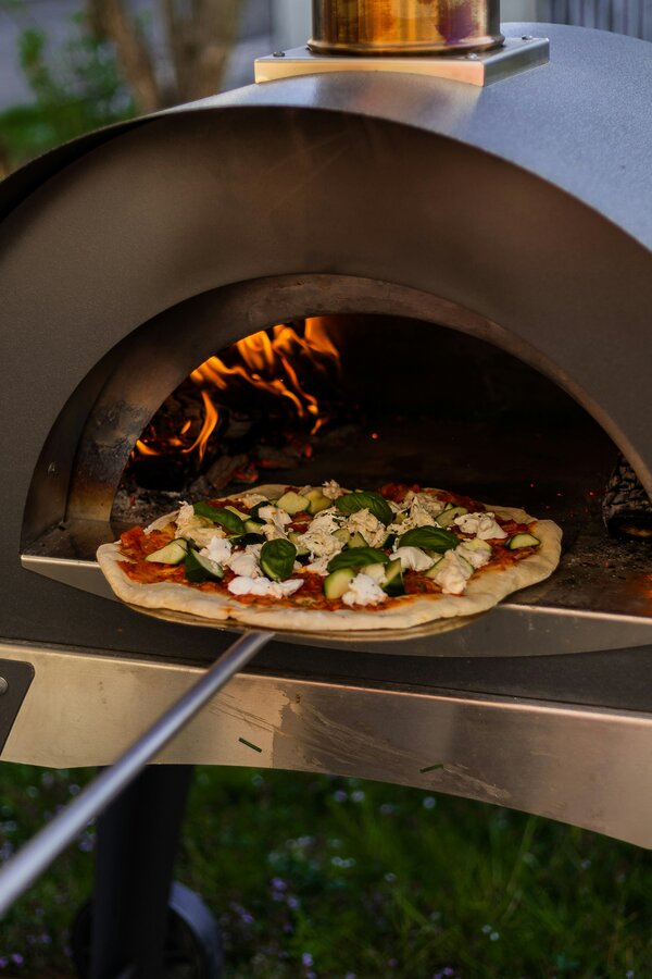 Pizza je vložená do vonkajšieho grilu