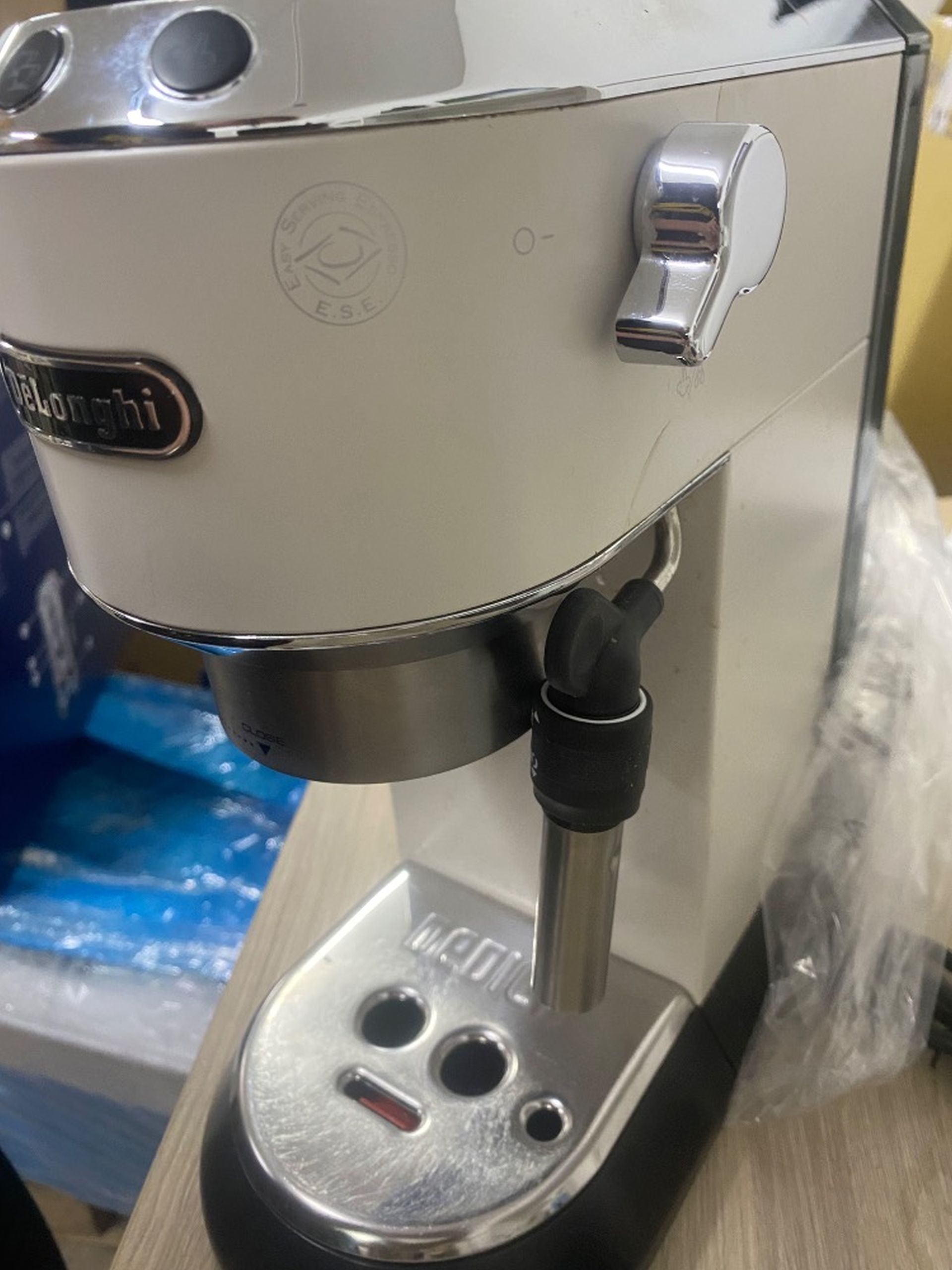 VÝPREDAJ DeLonghi Dedica Style EC 685.W POUŽITÉ, PO SERVISE, POŠKODENÝ OBAL